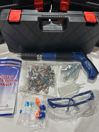 Pistola de clavos con accesorios